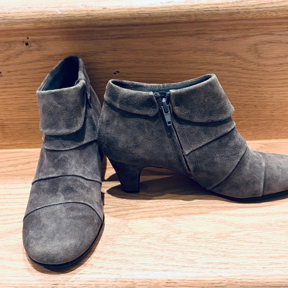 NWOB AEROSOLES Play Pleat Gray Ankle Booties, Size 7.5 - Picture 2 of 8